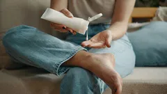 Jak pozbyć się nieprzyjemnego zapachu stóp: proste porady i przepisy na domowe sposoby