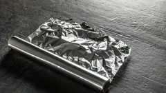 Dlaczego obie strony folii aluminiowej są różne i do czego służy każda z nich?